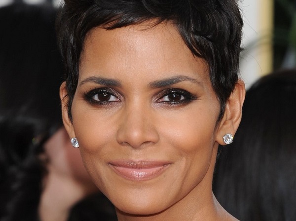 Halle Berry Relives Her Iconic ‘bond Girl Moment With Alluring Bikini Snap 0612