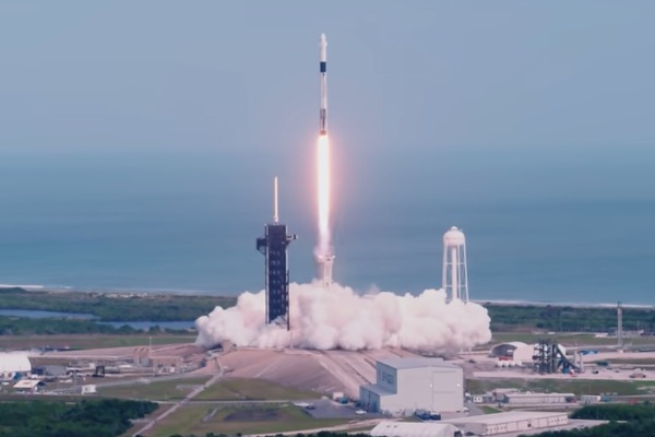 https://editorial.designtaxi.com/editorial-images/news-spacex250520/spacex.jpg