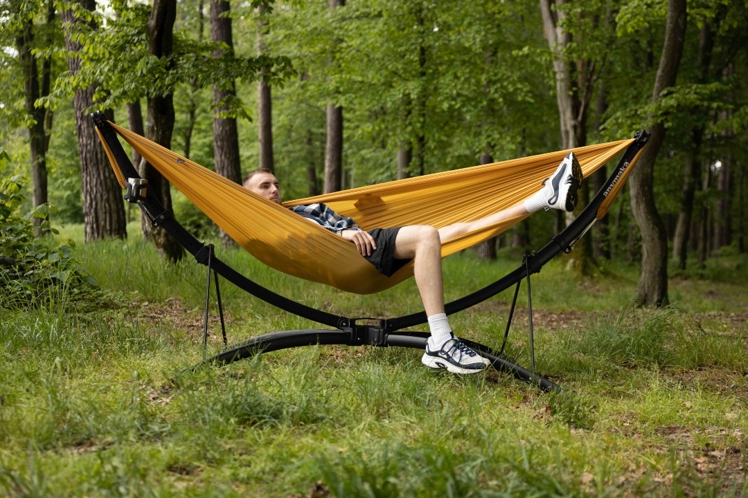 Laze Anywhere With A Portable Hammock That Takes Only Three Seconds To ...