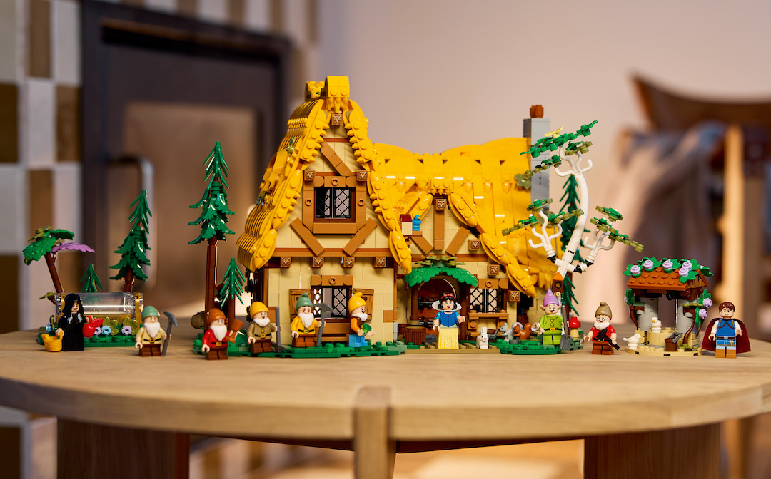 LEGO-Snow-White-Seven-Dwarfs-House-1-170