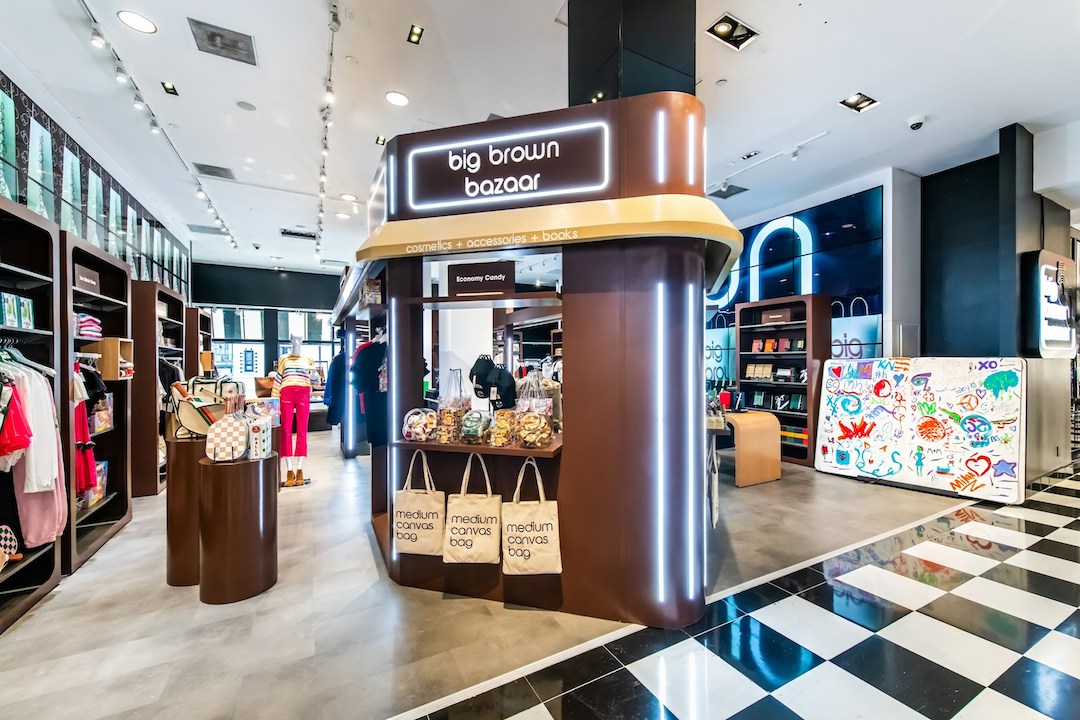 El Big Brown Bag De Bloomingdale's Celebra Un Viaje Icónico De 50 Años