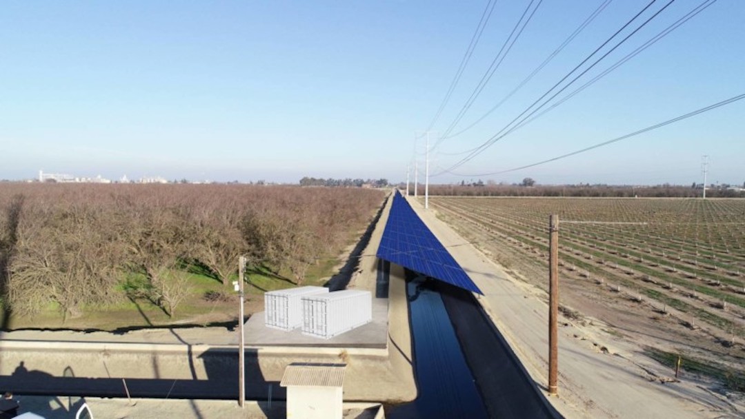 california-covers-its-canals-with-solar-panels-to-tackle-drought